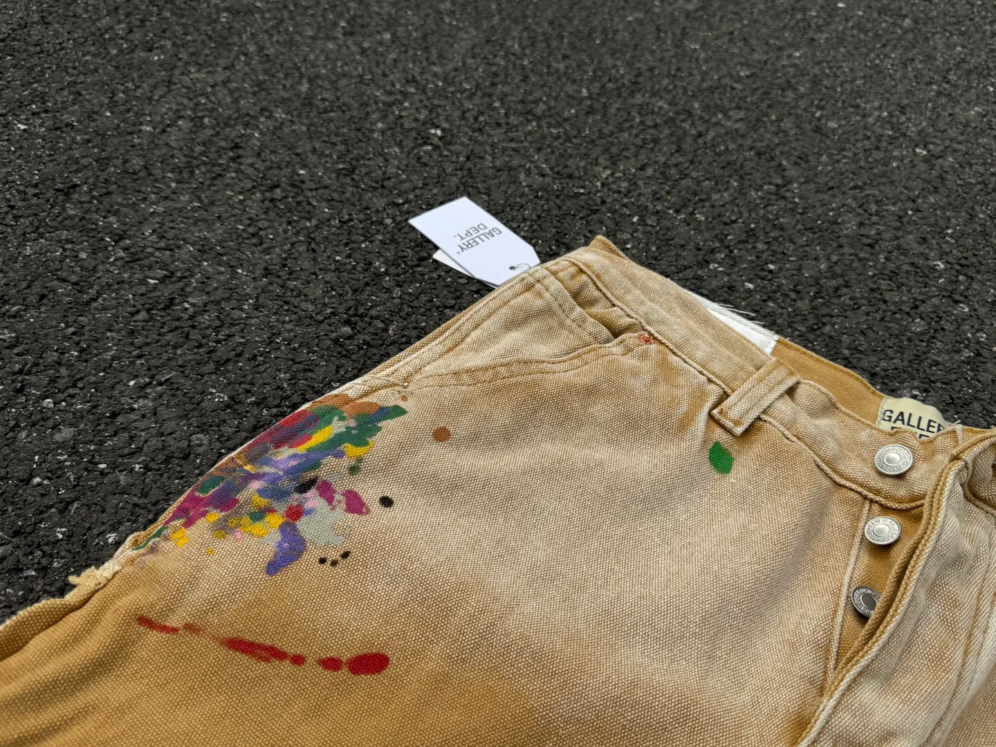 P250💰G91 GALLERY DEPT. Spliced ​​patches, ink-splashed denim bell-bottoms, washed distressed spliced ​​jeans, denim washing factory. During the process, the owner of the washing factory helped introduce a boss who once worked at the Levi OEM factory and then started his own business. This also paved the way for the following styles. Therefore, Levi's remodeled single product for the base plate is really familiar. Whether it is the fabrics supplied or the lathes used in production, there is nothing to choose from. -Color: Black -Size: S-XXL (corresponding to 28-36)